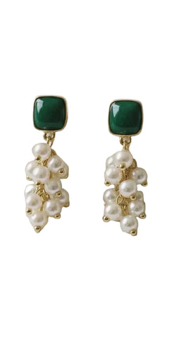 Chic Vintage-Inspired Pearl Drop Earrings