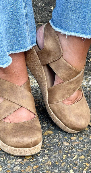 Corky's Case Closed Wedge - Tan