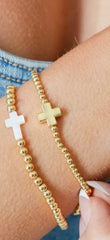 Bracelet extensible de 3 mm à perles avec une croix dorée équilibrée unique