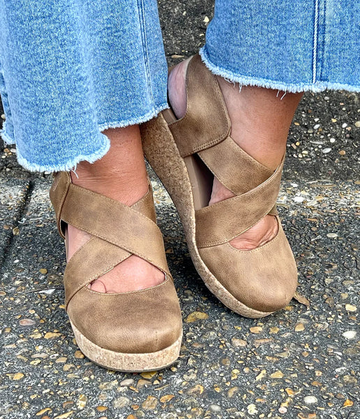 Corky's Case Closed Wedge - Tan