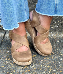 Corky's Case Closed Wedge - Tan