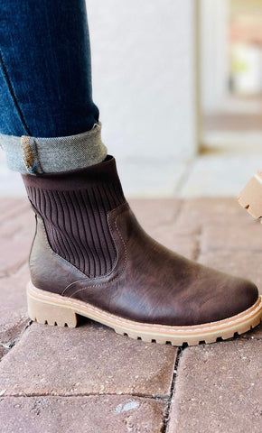 Fall Duck Boots in Black Combo